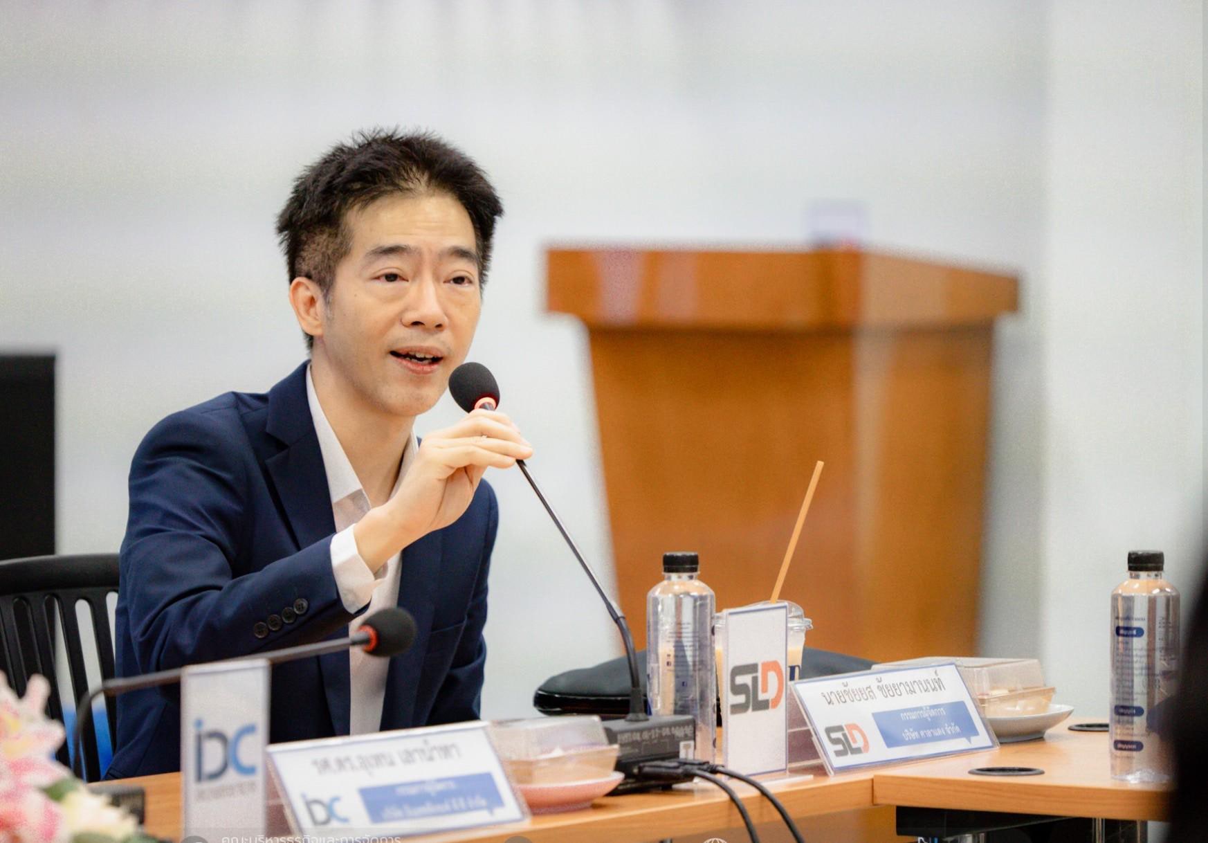 คุณชัยยส ชัยยามานนท์ ผู้บริหารบริษัท ศาลาแดง จำกัด ในพิธีลงนาม