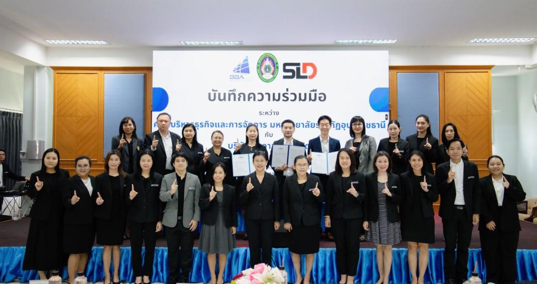 ภาพหมู่คณาจารย์และทีมศาลาแดงหลังพิธีลงนาม
